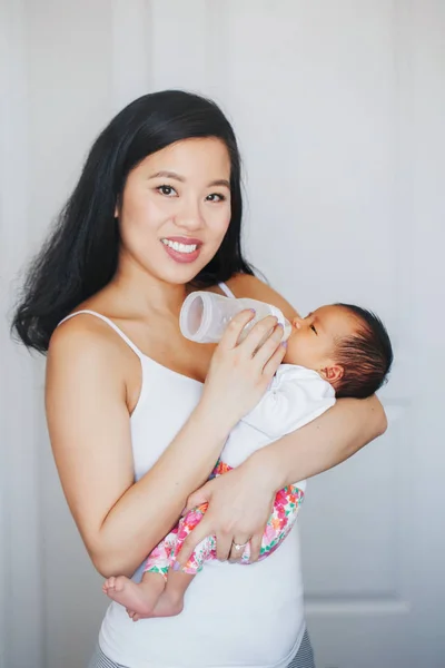 Potret Ibu Muda Tionghoa Asia Memberi Makan Bayi Perempuan Bayi — Stok Foto