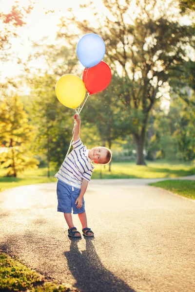 Anak Laki Laki Kaukasia Kecil Yang Menggemaskan Dengan Balon Berwarna — Stok Foto