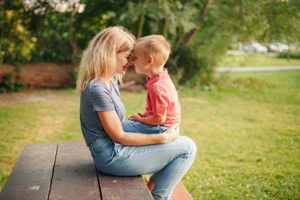 มสาวผมบลอนด Caucasian และเด กชายล กชายเด กทารกน งอย วยก นใบหน อหน — ภาพถ่ายสต็อก