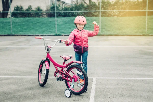 Retrato Niña Edad Preescolar Caucásica Sonriente Emocionada Pie Con Bicicleta — Foto de Stock