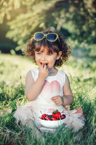 Bonito Adorável Menina Criança Branca Sentada Grama Comendo Frutas Bagas — Fotografia de Stock