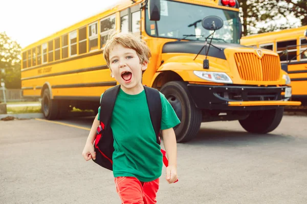 Gülen Gülen Beyaz Yüzlü Öğrenci Çocuk Eylül Günü Sarı Otobüsün — Stok fotoğraf