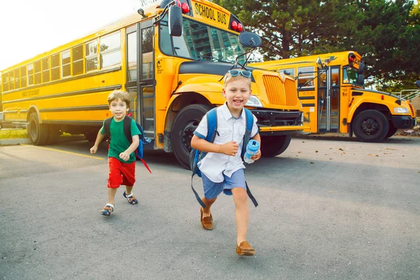 Dois Engraçados Meninos Caucasianos Felizes Estudantes Crianças Correndo Perto Ônibus — Fotografia de Stock