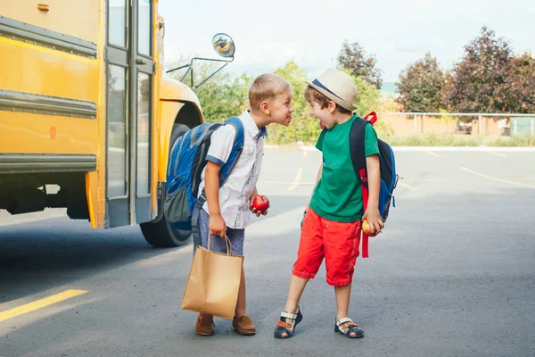 Komik Mutlu Kafkas Erkek Öğrenciler Çocuklar Eylül Günü Sarı Otobüs — Stok fotoğraf