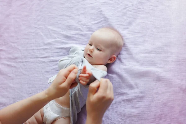Ouder Verpleegster Veranderende Luier Voor Pasgeboren Baby Dochter Zoon Kind — Stockfoto