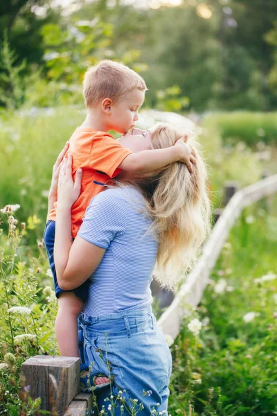 Молодая Блондинка Белая Мать Мальчик Маленький Сын Обнимает Целоваться Парке — стоковое фото