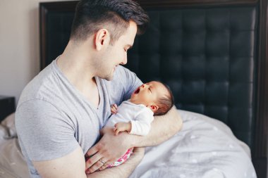 Yeni doğmuş karışık ırk Asya Çinli esneme bebek ile Genç Kafkas baba baba. Erkek ebeveyn tutan çocuk kızı oğlu. Otantik yaşam tarzı hassas an dokunmadan. Bekar baba ailesi.