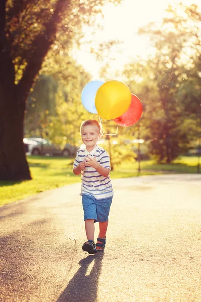 Mignon Adorable Petit Caucasien Garçon Tout Petit Enfant Avec Ballons — Photo