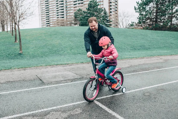 Caucasiano Pai Pai Formação Ajudando Menina Filha Para Andar Bicicleta — Fotografia de Stock