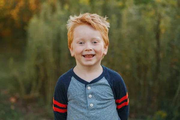 白种人红头发可爱英俊学龄前男孩的合影 秋天的一天 可爱的孩子站在外面 快乐的微笑的孩子在户外 真正的生活方式童年 — 图库照片