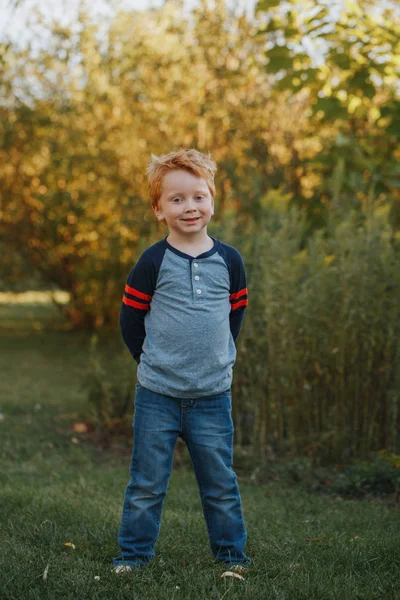 白种人红头发可爱英俊的学龄前男孩的画像 秋天的一天 可爱的孩子站在外面 快乐的微笑的孩子在户外 真正的生活方式童年 — 图库照片