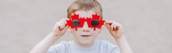 Portret Uroczego Blondyna Białego Chłopca Kanadyjskich Okularach Przeciwsłonecznych Liściem Klonu — Zdjęcie stockowe