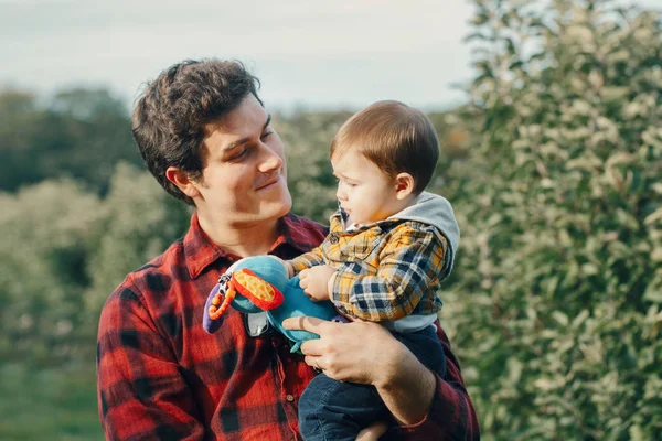 Ayah Kaukasia Berpelukan Sambil Bermain Dengan Bayi Laki Laki Orang — Stok Foto