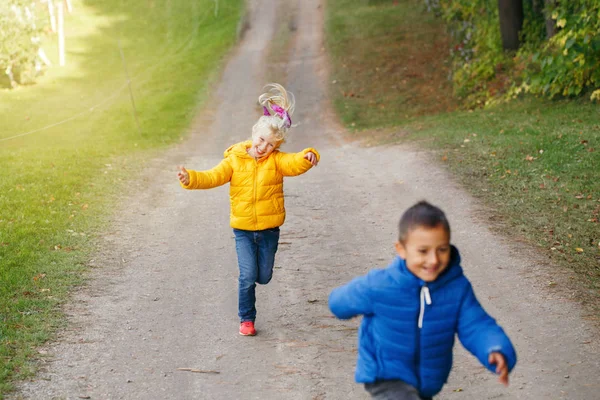 Δύο Χαριτωμένα Αστεία Προνήπια Καυκάσια Παιδιά Αγόρι Κορίτσι Τρέχει Παίζοντας — Φωτογραφία Αρχείου