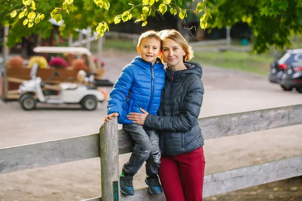 Кавказская Мать Обнимает Ребенка Открытом Воздухе Осенний День Родители Держат — стоковое фото