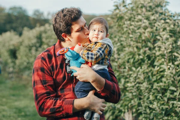 Ayah Kaukasia Memeluk Bayi Laki Laki Yang Berciuman Orang Tua — Stok Foto