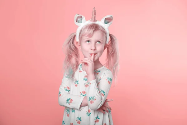 Schattig Schattig Blank Blond Meisje Witte Jurk Dragen Eenhoorn Hoofdband — Stockfoto