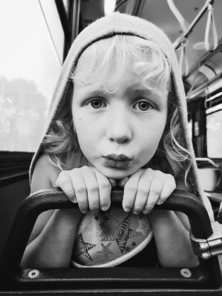 Czarno Białe Zbliżenie Portret Zabawnej Dziewczynki Autobusie Zabawne Głupie Twarze — Zdjęcie stockowe