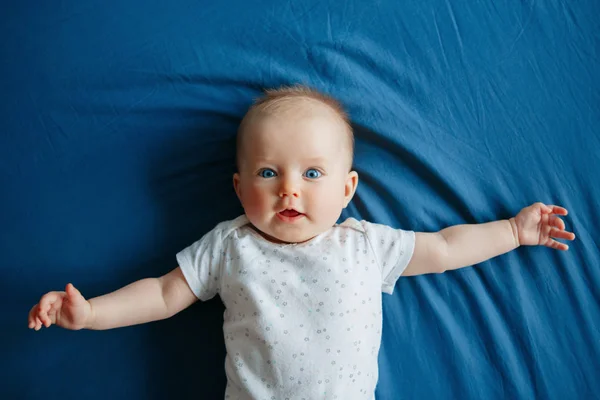 Retrato Lindo Adorable Sonriente Niña Blanca Caucásica Niño Con Ojos — Foto de Stock