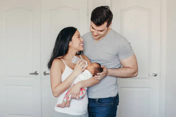 Hermosa Madre Asiática China Padre Caucásico Alimentando Bebé Recién Nacido — Foto de Stock