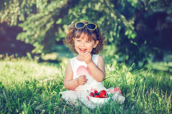 Carino Adorabile Bambina Caucasica Bambino Seduto Sull Erba Mangiare Frutti — Foto Stock