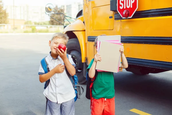 Dois Engraçados Meninos Caucasianos Felizes Estudantes Crianças Com Maçãs Perto — Fotografia de Stock