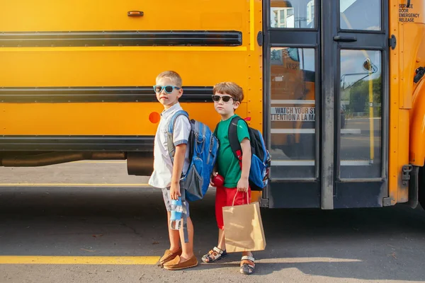 Dois Engraçados Meninos Caucasianos Felizes Estudantes Crianças Óculos Sol Com — Fotografia de Stock