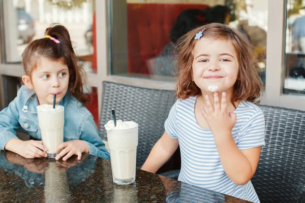 Zwei Lustige Kaukasische Kleine Geschwister Vorschulalter Trinken Milchshakes Café Freundinnen — Stockfoto
