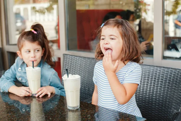 Δύο Αστείες Λευκές Αδερφούλες Πίνουν Μιλκσέικ Στο Καφέ Φίλοι Κορίτσια — Φωτογραφία Αρχείου