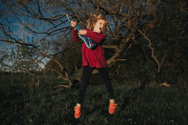 Симпатичная Молодая Девушка Играет Открытом Воздухе Гитаре Девушка Притворяющаяся Рок — стоковое фото