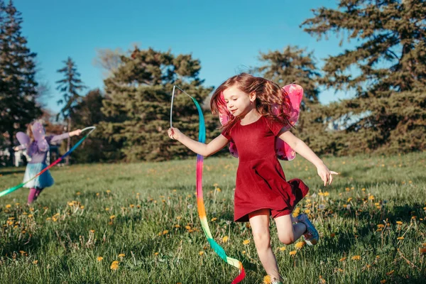 Gadis Gadis Bahagia Bermain Dengan Pita Taman Anak Anak Manis — Stok Foto