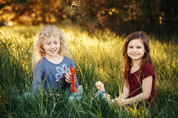 공원에서 놀이하는 귀여운 아이들 풀밭에 장난감을 가지고 있습니다 시절의 아이들을 — 스톡 사진