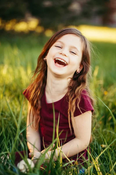 Close Portret Van Grappige Glimlachende Jonge Blanke Meisje Outdoor Schattig — Stockfoto