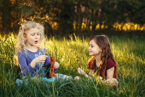 Crianças Felizes Meninas Jogando Bonecas Parque Bonito Crianças Adoráveis Sentado — Fotografia de Stock