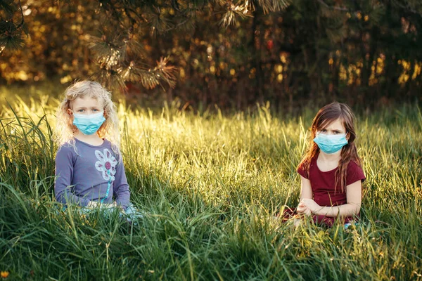 Leuke Meisjes Vrienden Sanitaire Maskers Gezichten Kleuterkinderen Met Een Beschermend — Stockfoto