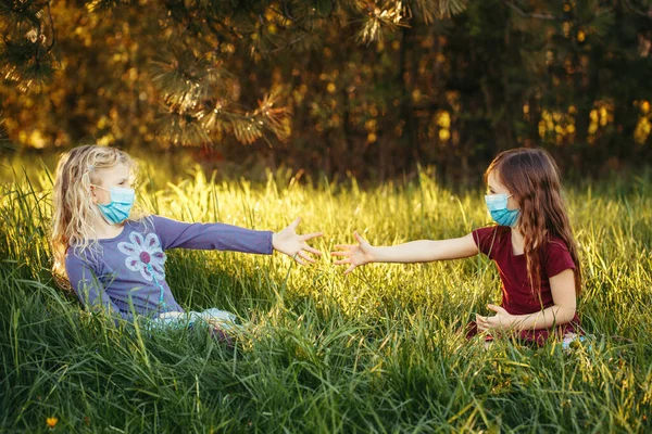 Χαριτωμένα Κορίτσια Φίλες Μάσκες Υγιεινής Στα Πρόσωπα Παιδιά Προσχολικής Ηλικίας — Φωτογραφία Αρχείου