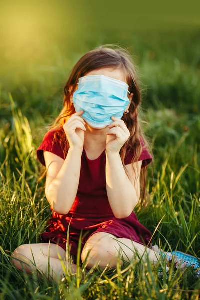 Chica Joven Mascarilla Sanitaria Que Cubre Cara Niño Con Máscara — Foto de Stock