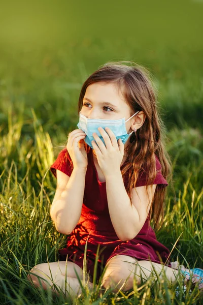 Chica Caucásica Tocando Máscara Sanitaria Cara Niño Edad Preescolar Con — Foto de Stock