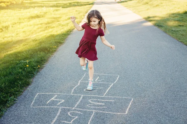 Söt Söt Liten Ung Flicka Som Leker Hopplös Utomhus Roligt — Stockfoto