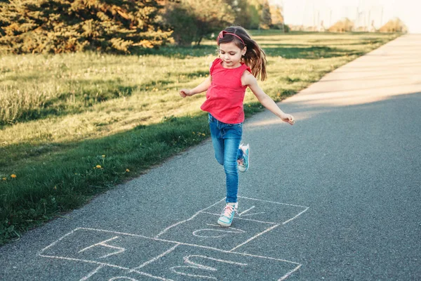 Anak Kecil Yang Manis Dan Menggemaskan Bermain Hopscotch Outdoor Aktivitas — Stok Foto