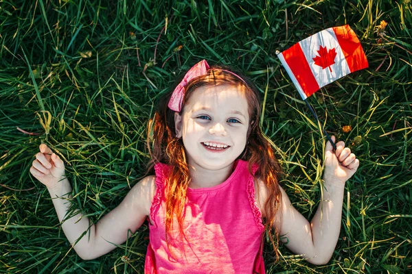 Söt Glad Vit Flicka Med Kanadensisk Flagga Leende Barn Liggande — Stockfoto