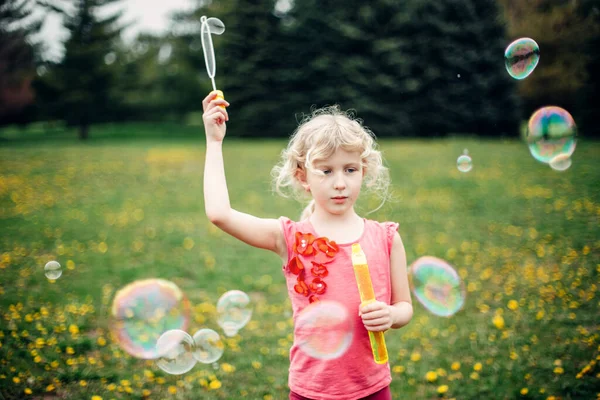 Kleuterschool Kaukasisch Blond Meisje Blaast Zeepbellen Het Park Zomerdag Kind — Stockfoto