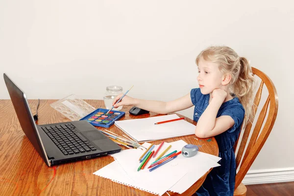 Anak Kecil Belajar Seni Online Internet Laptop Kelas Melukis Virtual — Stok Foto