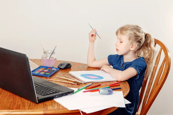 Dziewczyna Uczy Się Lekcji Sztuki Online Laptopie Internet Wirtualny Rysunek — Zdjęcie stockowe