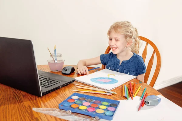 Dziewczyna Uczy Się Lekcji Sztuki Online Laptopie Internet Wirtualny Rysunek — Zdjęcie stockowe