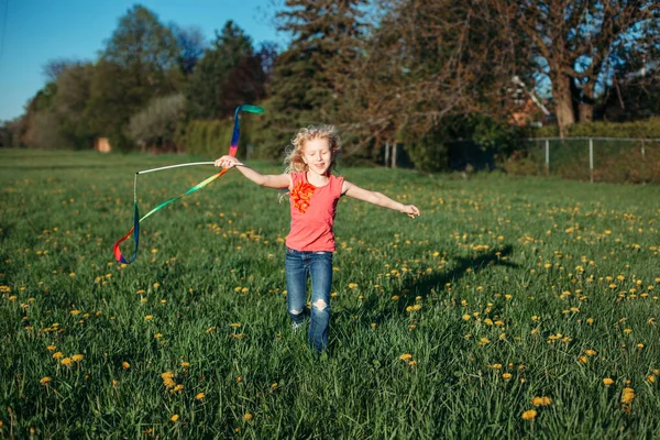 Gadis Kecil Yang Bahagia Bermain Pita Taman Anak Manis Berjalan — Stok Foto