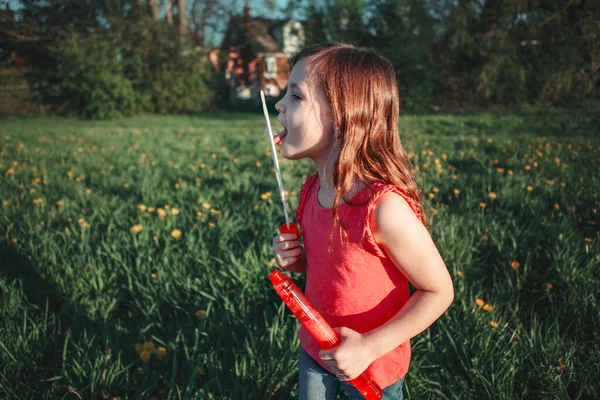 Кавказька Дошкільна Дівчинка Яка Літній День Випускає Парку Мильні Бульбашки — стокове фото
