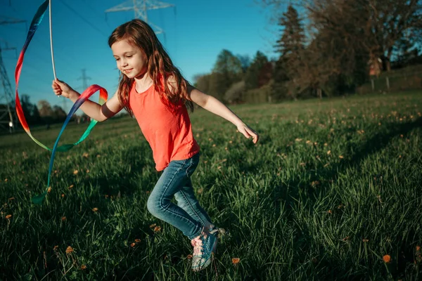 Щаслива Дівчинка Грає Стрічками Парку Мила Чарівна Дитина Біжить Лузі — стокове фото
