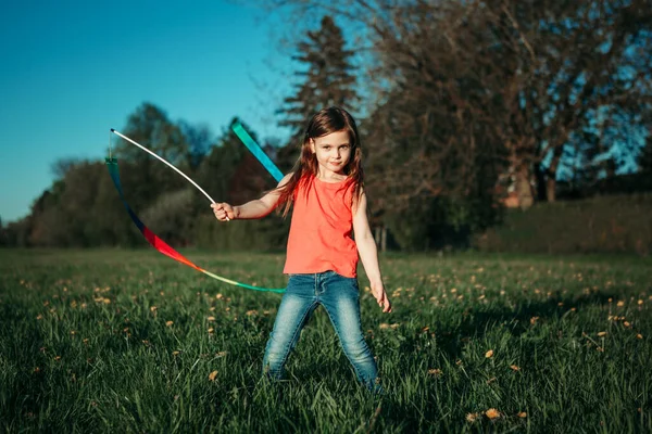 Niña Feliz Jugando Con Cintas Parque Lindo Niño Adorable Corriendo — Foto de Stock