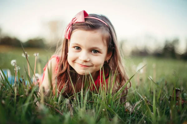 Söt Söt Vit Flicka Bland Maskrosor Blommor Barnet Ligger Gräset — Stockfoto